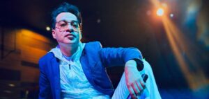 Alejandro Londoño consolida su propuesta de dance pop ochentero y proyecta su etapa internacional 2026