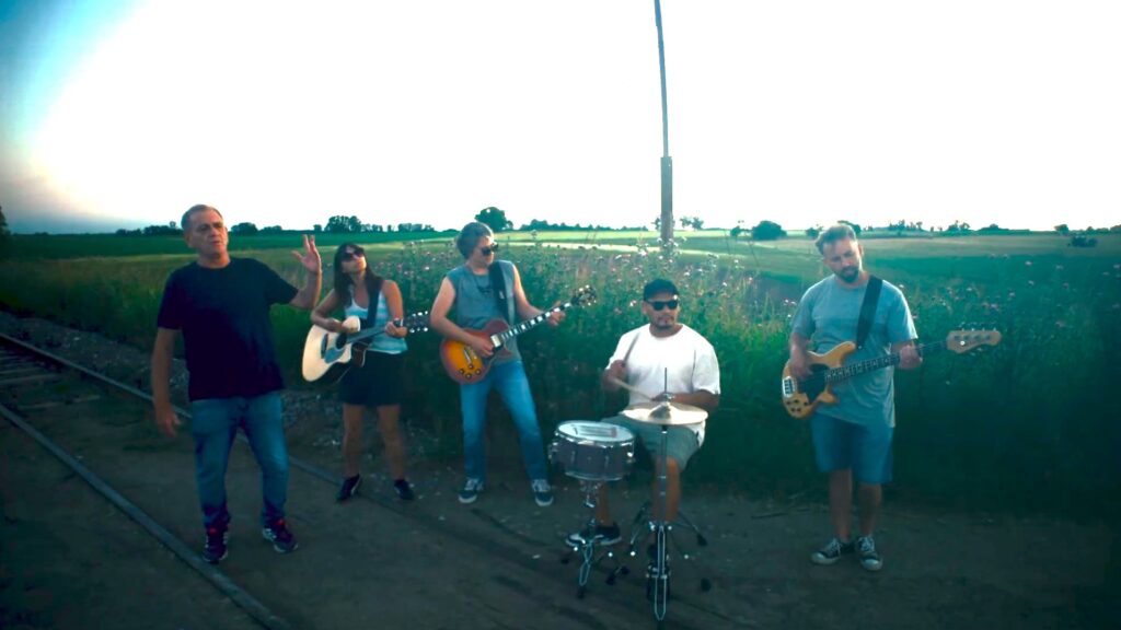 El Código Cósmico presenta videoclip de su versión de «Todas las hojas son del viento»